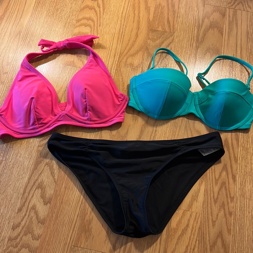 2 Old Navy bikini tops size small with bikini bottoms size medium